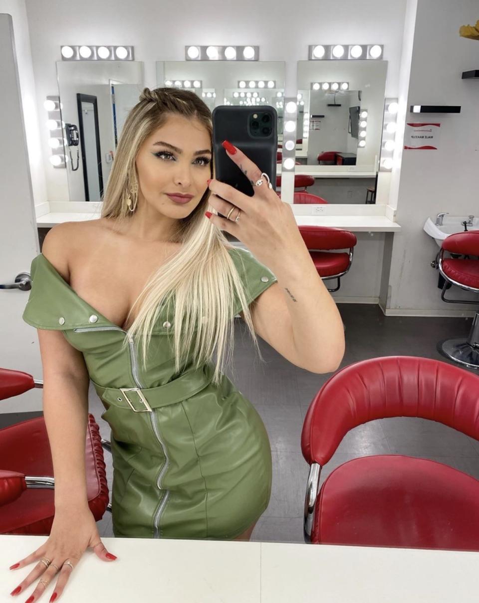 <p>La ex reina de belleza dejó a sus más de un millón de seguidores boquiabiertos con este vestido de cuero verde oliva con hombros al descubierto y escote sexy. ¡Wow! </p>