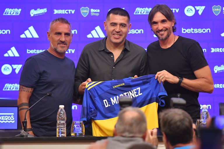 La presentación de Diego Martínez, con Riquelme en el centro; del otro lado, Cascini, del consejo de fútbol