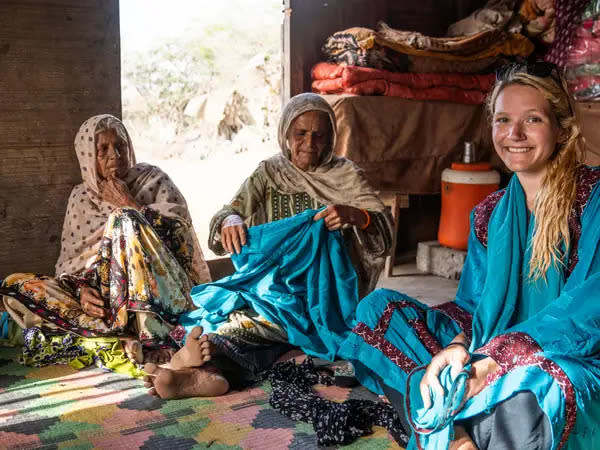 Shea mit einigen einheimischen Frauen in ihrem Haus in einem kleinen Dorf am Meer an der Grenze zwischen Sindh und Belutschistan im Süden Pakistans. - Copyright: Samantha Shea