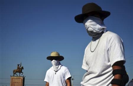 Vigilantes stand at a checkpoint in Mugica near Apatzingan January 14, 2014. REUTERS/Alan Ortega/Files