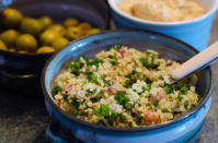 <p>Oubliez un peu le couscous acheté directement au supermarché et inspirez-vous plutôt du taboulé, un grand classique du Moyen-Orient. Il est constitué de boulgour, de tomates, de persil, de menthe, d’oignon et d’ail, sans oublier une tonne d’assaisonnements bien épicés. Essayez la <a rel="nofollow noopener" href="https://www.deliaonline.com/recipes/collections/delias-summer-collection/middle-eastern-tabbouleh-salad" target="_blank" data-ylk="slk:recette de Delia Smith ici;elm:context_link;itc:0;sec:content-canvas" class="link ">recette de Delia Smith ici</a> afin de vous lancer. [Photo: Rex] </p>