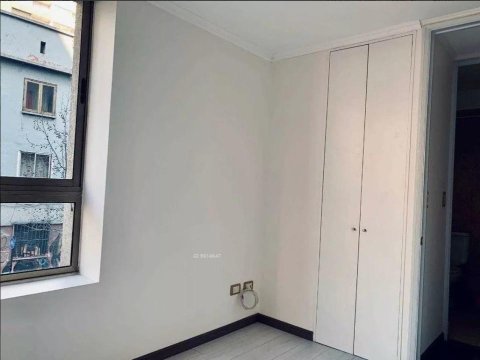 En el centro de Santiago, se vende este apartamento de dos cuartos y un baño en un segundo piso con una cotización de $70.000.000 de pesos chilenos, algo menos de 93.000 dólares. Foto: Claudio San Martin Propiedades (www.vivecurauma.cl) 