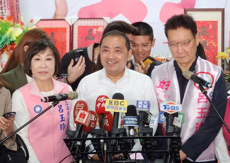 Kuomintang Taoyuan Municipal Legislative Candidate Lv Yuling (front left) held an event to launch a joint campaign headquarters on the 25th. Kuomintang presidential candidate Hou Youyi (front center) and vice presidential candidate Zhao Shaokang (front right) attended the interview and talked about blue After Baihe broke the situation, Hou Youyi said that the Kuomintang had exhausted all benevolence and justice, but it was a pity that 