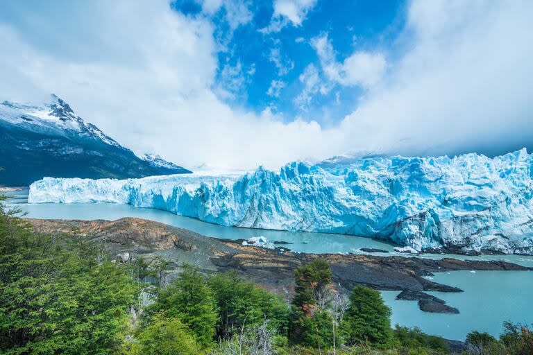 La mancha se encuentra cerca del glaciar Perito Moreno 