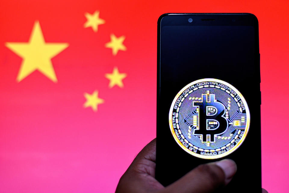 INDIA - 2021/09/20: In this Photo illustration a Bitcoin logo seen displayed on a smartphone with a China flag in the background. (Photo Illustration by Avishek Das/SOPA Images/LightRocket via Getty Images)