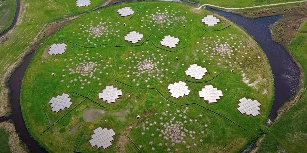 Round area of grass dotted with the LOFAR radio telescope antenna network