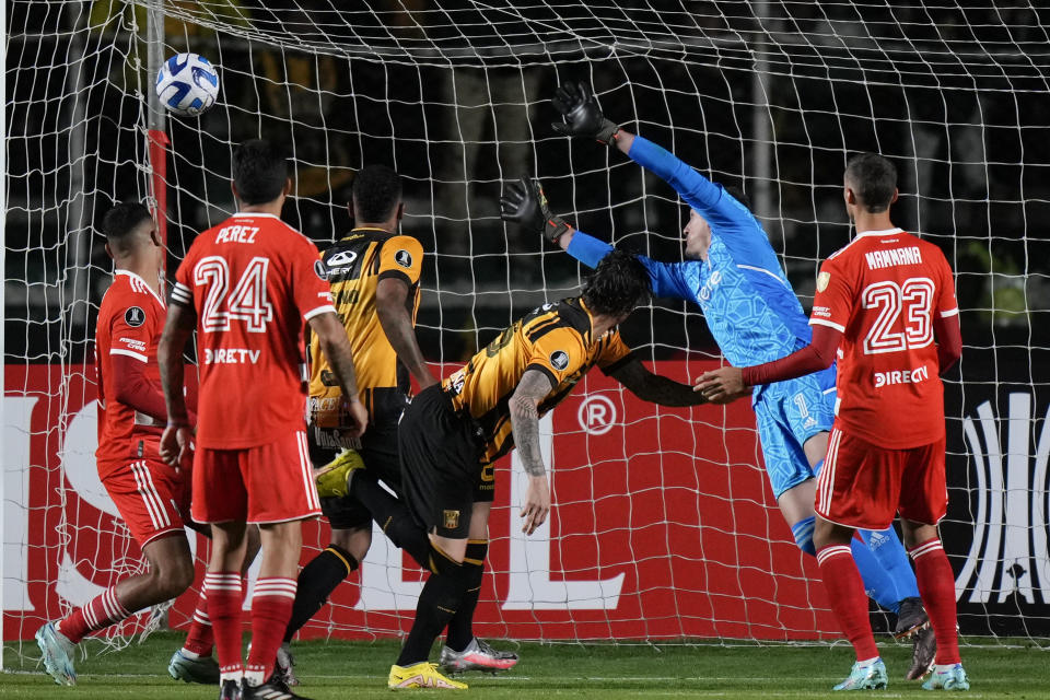 Gonzalo Castillo, de The Strongest de Bolivia, anota ante River Plate de Argentina durante un partido de la Copa Libertadores en La Paz, el martes 4 de abril de 2023 (AP Foto/Juan Karita)