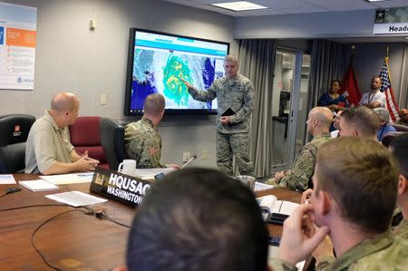 El oficial de clima de la Fuerza Aérea, mayor James Melton, y el Cuerpo de Ingenieros de la fuerza armada de Estados Unidos se preparan para el huracán Michael en sus comandos en Washington, DC., EEUU, 10 de octubre de 2018. Evan Dyson/U.S. Army Corps of Engineers/Handout via REUTERS. ATENCIÓN EDITORES-ESTA IMAGEN FUE PROVISTA POR UN TERCERO