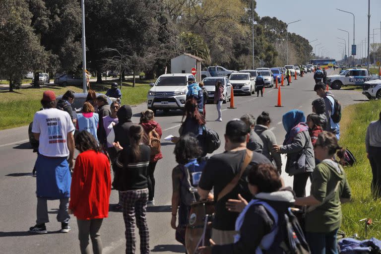 Ambientalistas cortan la Ruta 2 en la entrada a Mar del Plata