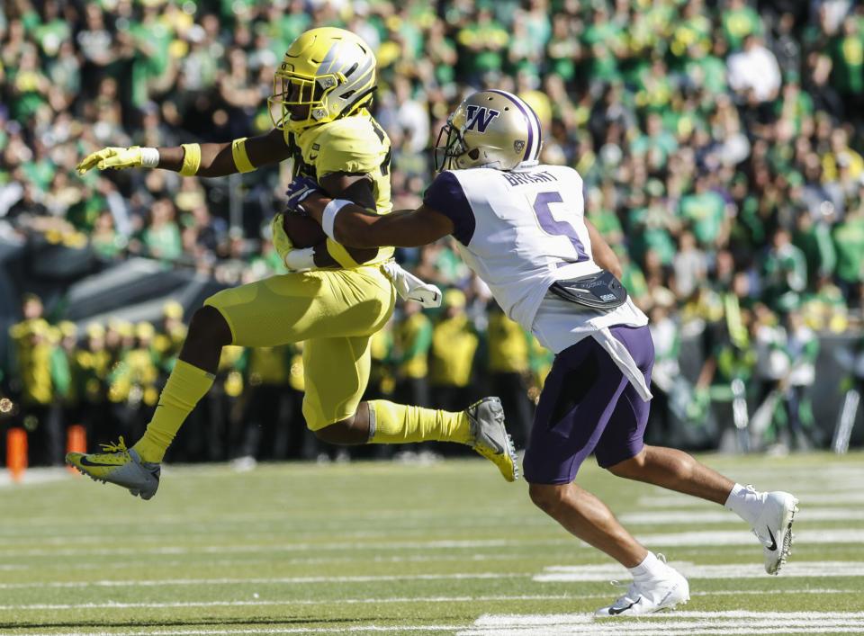 Oregon wide receiver Jaylon Redd (30), outruns Washington defensive back Myles Bryant (5), during an NCAA college football game in Eugene, Ore., Saturday, Oct. 13, 2018. (AP Photo/Thomas Boyd)