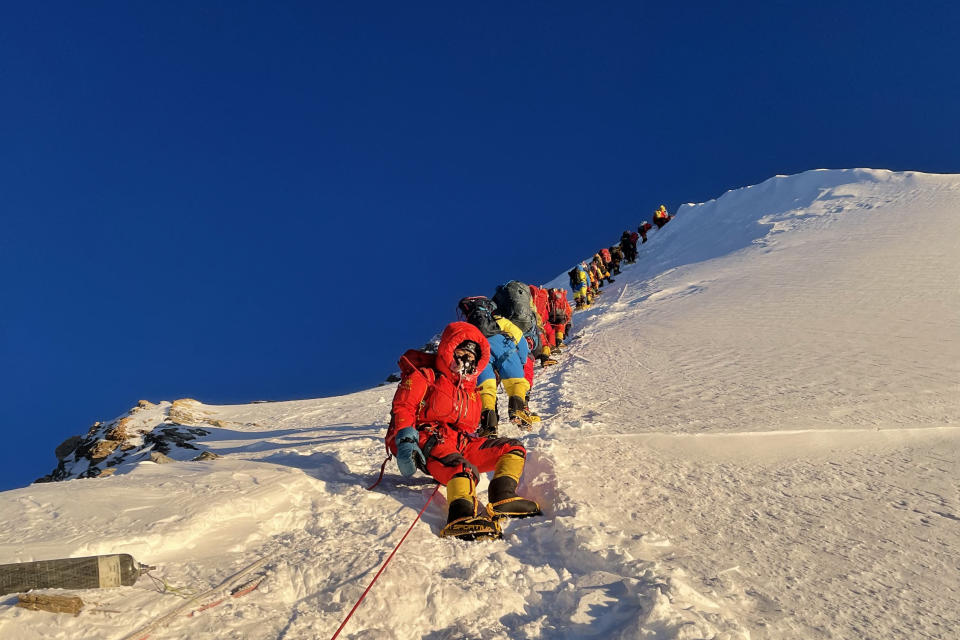 Un grupo de montañeros escala al Everest. El turismo extremo también ha llegado al techo del mundo. (Photo by PEMBA DORJE SHERPA/AFP via Getty Images)