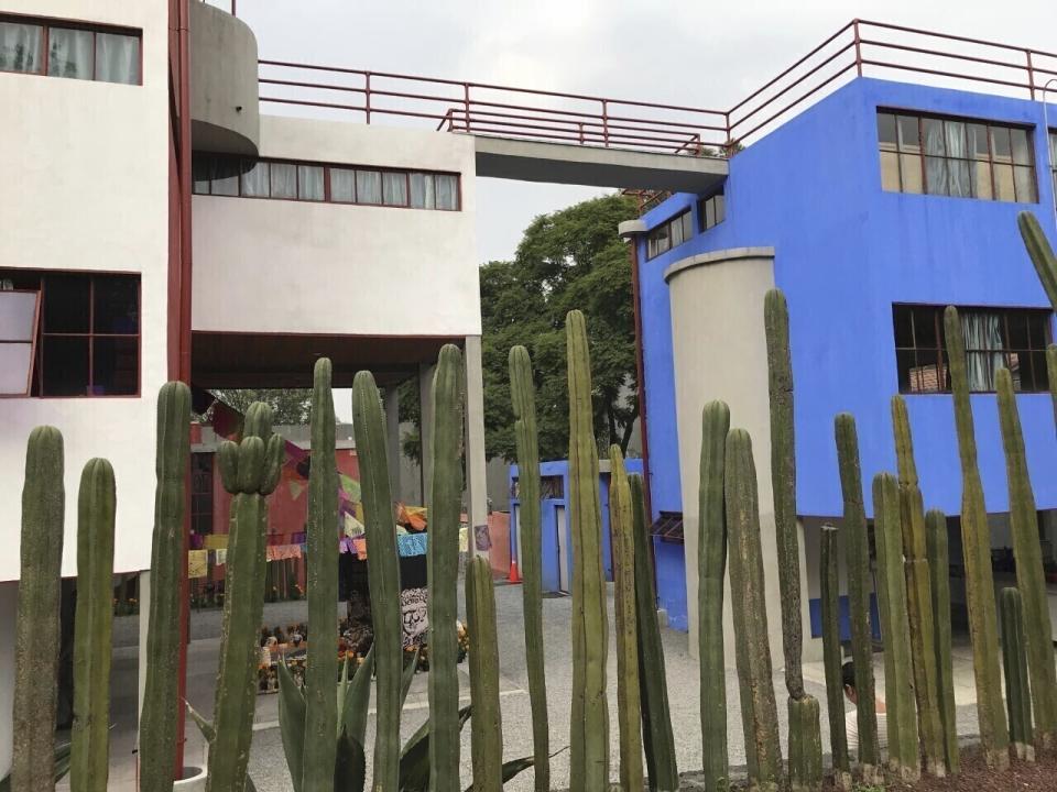 ARCHIVO - La casa donde vivió Frida Kahlo, llamada Casa-Estudio Diego Rivera y Frida Kahlo, está unida por un puente peatonal a una casa-estudio que una vez ocupó su esposo Diego Rivera, en la Ciudad de México, el 31 de octubre de 2017. El 70 aniversario de la muerte de Kahlo es el 13 de julio de 2024. (AP Foto/Anita Snow, Archivo)