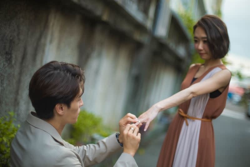 龍語申（左）和何依霈上個月登記結婚。（圖／翻攝自龍語申、何依霈臉書）