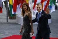 <p>Zu gewagt für ein Treffen von Staatschefs? Keineswegs. Argentiniens First Lady Juliana Awada entschied sich bei ihrer Robe für einen Kompromiss – tiefes Dekolleté, aber mit schickem Vorhang – und sorgte damit beim Konzert in der Elbphilharmonie für einen Hauch Sex-Appeal.<br>(Bild: Getty Images)</p>