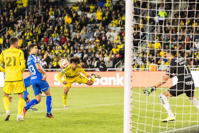 Jacen Russell-Rowe impacta el balón con la cabeza para anotar el segundo gol con el que Columbus Crew ganó a Monterrey en la semifinal de la Copa de Campeones de la Concacaf