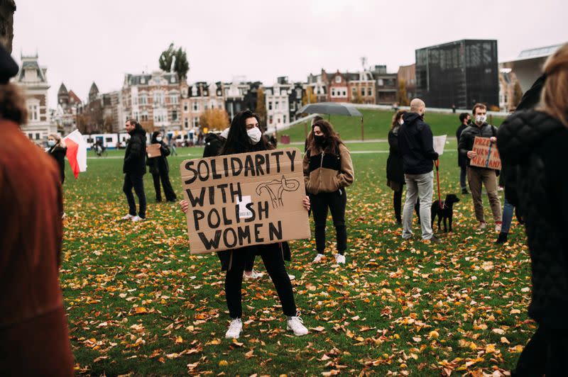 Gente participa en una protesta contra el fallo del Tribunal Constitucional de Polonia que impone una prohibición casi total del aborto, en Ámsterdam, Países Bajos,