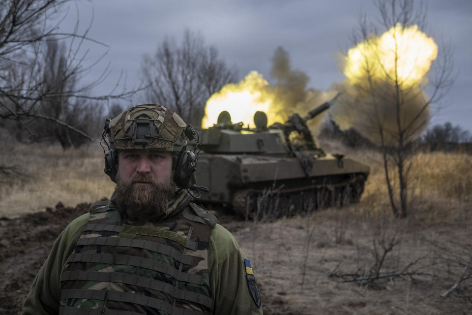 Archivo - Un militar ucraniano observa a la cámara mientras un vehículo de artillería autopropulsado dispara contra posiciones rusas desde la región de Donetsk, Ucrania, el 2 de marzo de 2023. (AP Foto/Iryna Rybakova, Archivo)