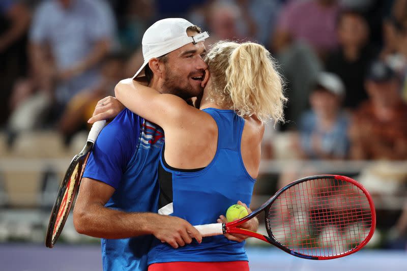 Los checos Katerina Siniakova y Tomas Machac celebran tras ganar el oro en dobles mixtos en los Juegos de París