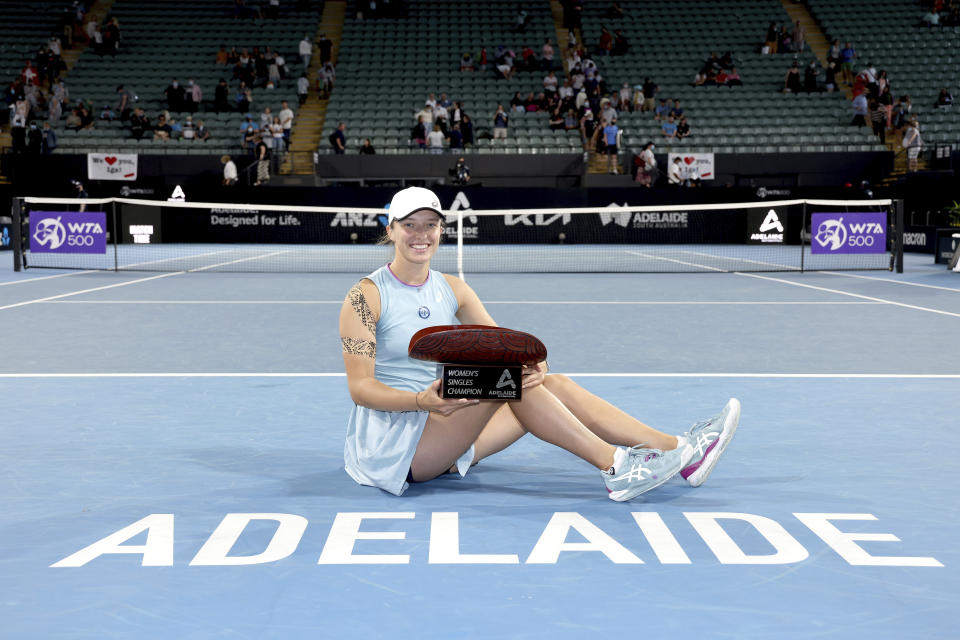 La polaca Iga Swiatek posa con su trofeo tras derrotar a la suiza Belinda Bencic en la final del torneo de Adelaida, Australia, el sábado 27 de febrero de 2021 (James Elsby/Tennis Australia via AP)