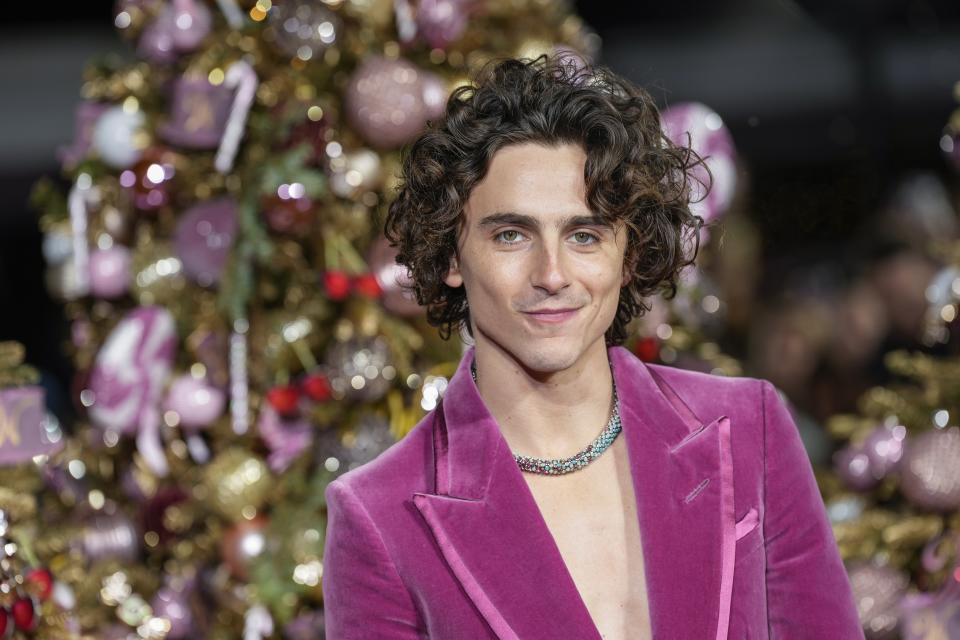 Timothee Chalamet posa a su llegada a la peremiere mundial de "Wonka" el martes 28 de noviembre de 2023 en Londres. (Scott Garfitt/Invision/AP)