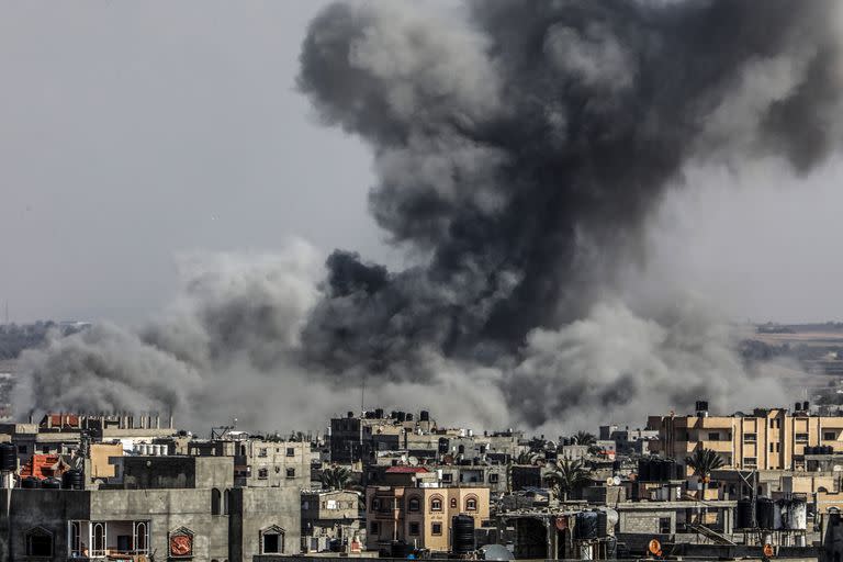 El humo se eleva tras los ataques aéreos israelíes contra Rafah, en el sur de la Franja de Gaza