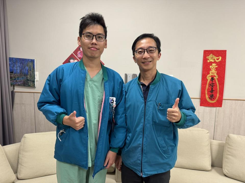 右為急診室主任游俊豪，左為急診室醫師洪昌宏。（中醫大新竹附醫提供）