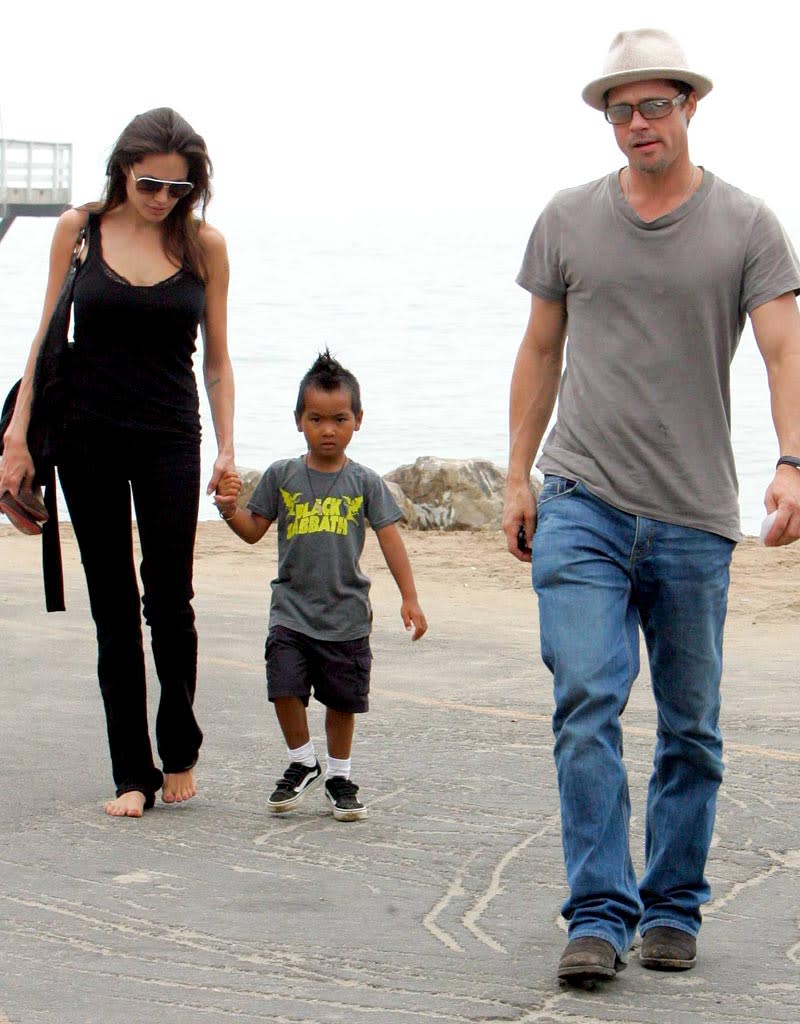 Jolie Pitt barefoot