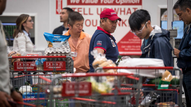 The Dos and Don'ts of Costco's Checkout Etiquette, According to a Superfan