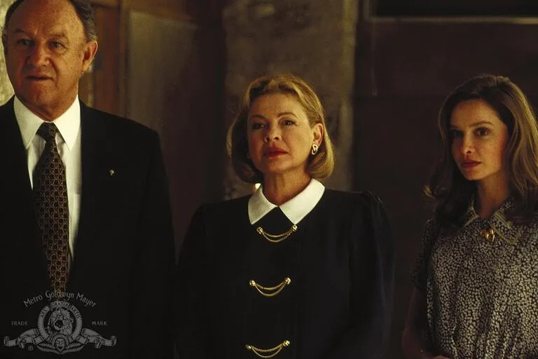 Calista Flockhart, junto a Gene Hackman y Dianne Wiest, en La jaula de las locas (1996), el film que le abriría definitivamente las puertas en Hollywood. Un año más tarde, la actriz nacida el 11 de noviembre de 1964 en Illinois, se convertiría en protagonista de Ally McBeal, una serie de 5 temporadas que la llevó a ganar el Globo de Oro y el People's Choice Award
