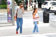 <p>Katie Holmes et sa fille Suri Cruise à New York le 5 août 2019</p>