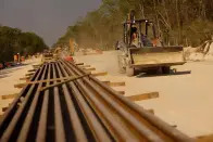 Trabajadores conducen maquinaria durante la construcción de la sección 4 de la nueva ruta del Tren Maya, cerca de Uayma, Yucatán, México