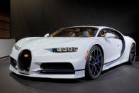 <p>Der Bugatti Chiron könnte so viel mehr. Eigentlich schlummert ein 1.500 PS starker Motor unter der Haube, der das Fahrzeug auf bis zu 458 km/h beschleunigen könnte. Die Betonung liegt hierbei auf “könnte”, denn Bugatti hat das Spitzentempo auf 420 km/h begrenzt. (Foto: Getty) </p>