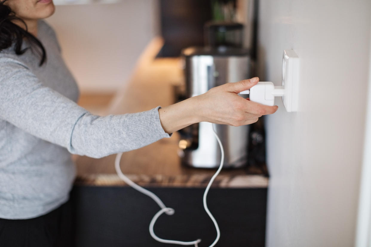 Économies d'énergie : il suffit de débrancher ces deux petits appareils après utilisation pour réduire sa facture en électricité. (Photo : Getty Images)