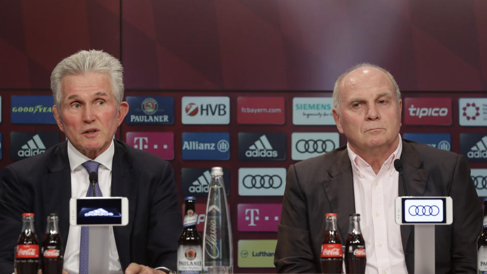 <p>Über seine Zukunftspläne spricht Heynckes seit seiner Rückkehr zum FCB nur ungern. Zwar hat Heynckes mehrfach betont, nur bis zum Ende seiner Vertragszeit zur Verfügung zu stehen. Das wäre der 30. Juni 2018. Doch Bayern-Boss Hoeneß könnte sich ein Engagement des 72-Jährigen auch darüber hinaus vorstellen. Das Hin und Her wird noch einige Zeit weitergehen. Spätestens aber wenn Heynckes tatsächlich noch einmal das Triple holen sollte, wird es zwischen den beiden Freunden Gespräche geben, ob der Rekordmann nicht doch noch in München verlängern will. (Bild: AP Photo) </p>