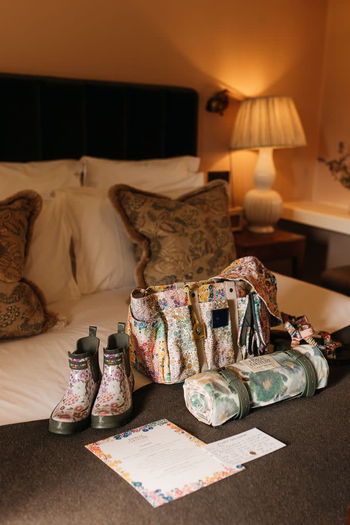 Diseños de la colección 'Floral Couture' de Kurt Geiger en una de las exclusivas habitaciones de Babington House.