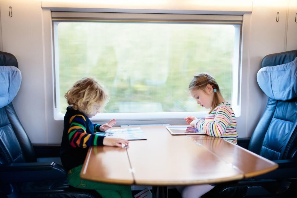 Das "böse" Tablet mit den blinkenden Spielen darf ausnahmsweise beim nächsten Urlaub zum Einsatz kommen. Ein Langstreckenflug oder eine lange Zugfahrt sind die Momente im Leben, wo das pädagogisch Sinnvolle ruhig mal eine Pause machen darf. Kinderserien und geeignete Apps lassen die Zeit wie im Flug vergehen - nicht nur für das Kind. (Bild: iStock / FamVeld)