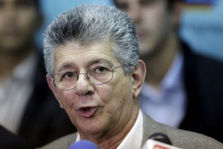 El diputado opositor Henry Ramos Allup, habla a los medios durante una conferencia de prensa en Caracas, 4 de enero de 2016. La oposición venezolana asumirá el martes la mayoría calificada de la Asamblea Nacional, en medio de una creciente confrontación política luego de que el "chavismo" gobernante perdiera el control del poder legislativo por primera vez en 16 años. REUTERS/Marco Bello