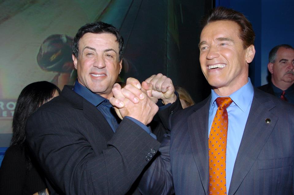 ESTADOS UNIDOS - 7 DE MARZO: Sylvester Stallone (izquierda) se une al gobernador Arnold Schwarzenegger (R-Calif.) en una fiesta en Planet Hollywood para celebrar el estreno de la nueva serie de telerrealidad de Stallone, 