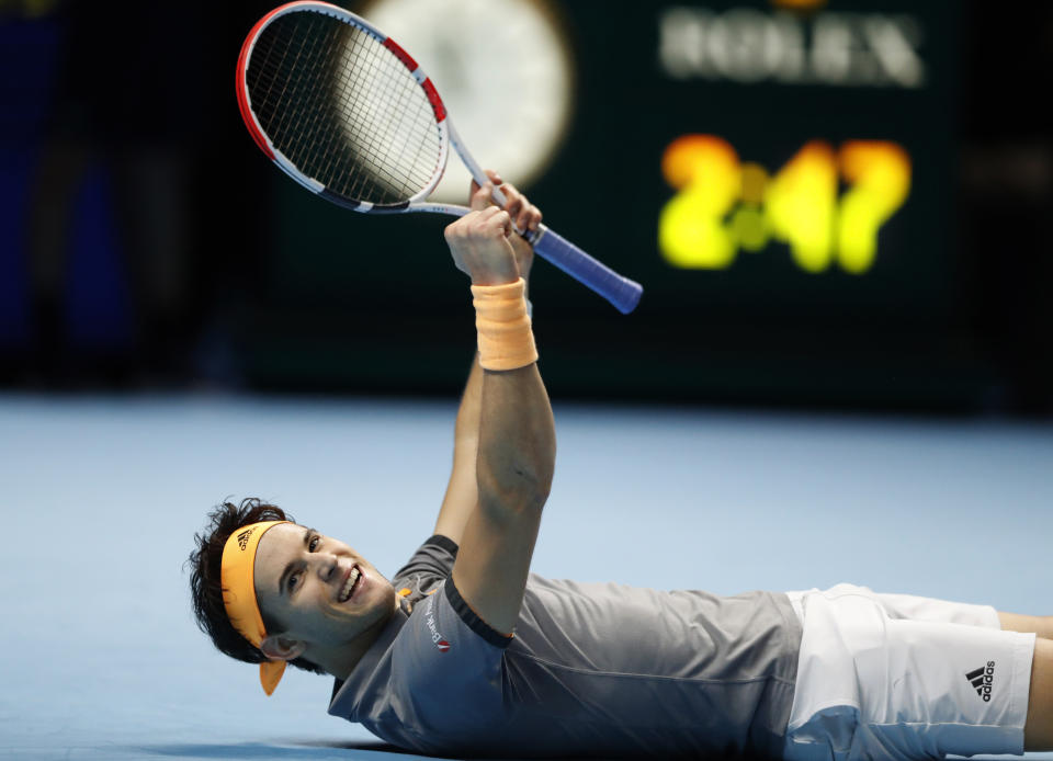 El austriaco Dominic Thiem festeja luego de derrotar al serbio Novak Djokovic en un encuentro de la Copa Masters, el martes 12 de noviembre de 2019, en Londres (AP Foto/Alastair Grant)