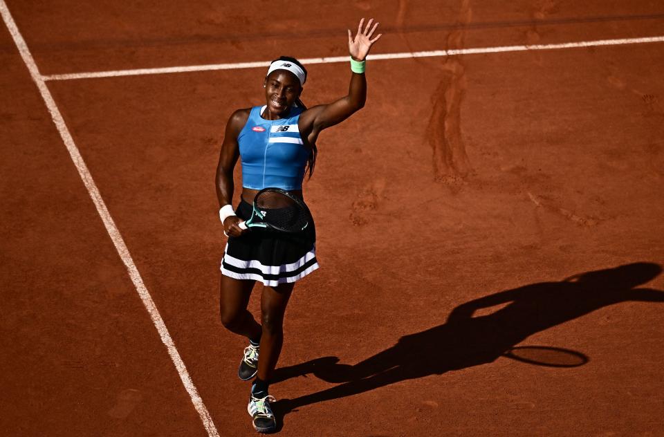 Coco Gauff derrotou Anna Karolína Schmiedlová em dois sets para avançar para as quartas de final do Aberto da França.  (Foto de JULIEN DE ROSA/AFP) (Foto de JULIEN DE ROSA/AFP via Getty Images)