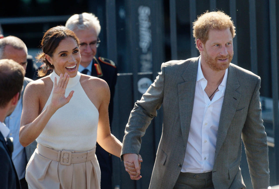 06 de septiembre de 2022, Renania del Norte-Westfalia, Duesseldorf: El príncipe Harry (r) de Gran Bretaña, duque de Sussex, y su esposa Meghan, duquesa de Sussex, caminan hasta un automóvil después de hacer un viaje en barco por el Rin. (recorte) El príncipe y su esposa vienen a Düsseldorf para promocionar los 