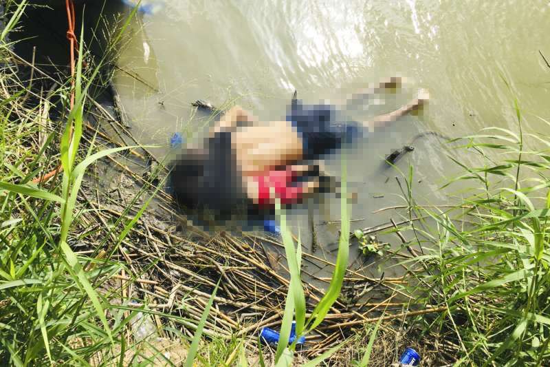 墨西哥《每日新聞報》（La Jornada）24日刊出這張移民溺水喪生照片，一對來自薩爾瓦多的移民父女，24日俯臥陳屍於美墨邊界河岸邊。（AP）