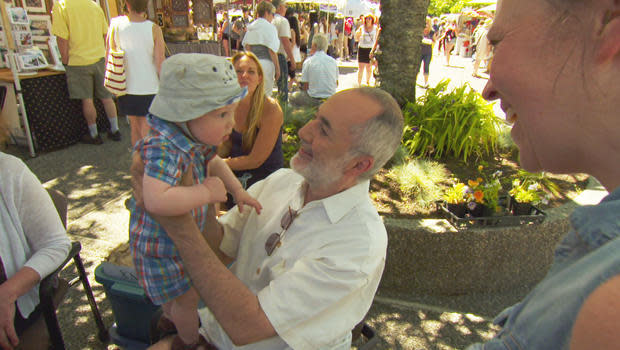 raffi-with-a-young-fan-620.jpg 