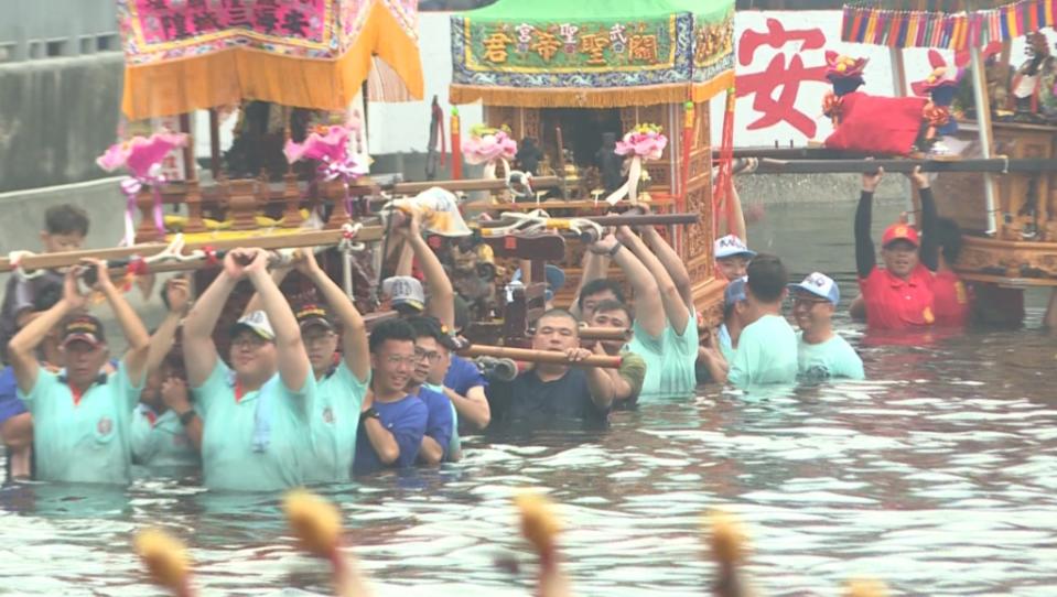 嘉義新塭嘉應廟「衝水路　迎客王」　信徒擠爆碼頭