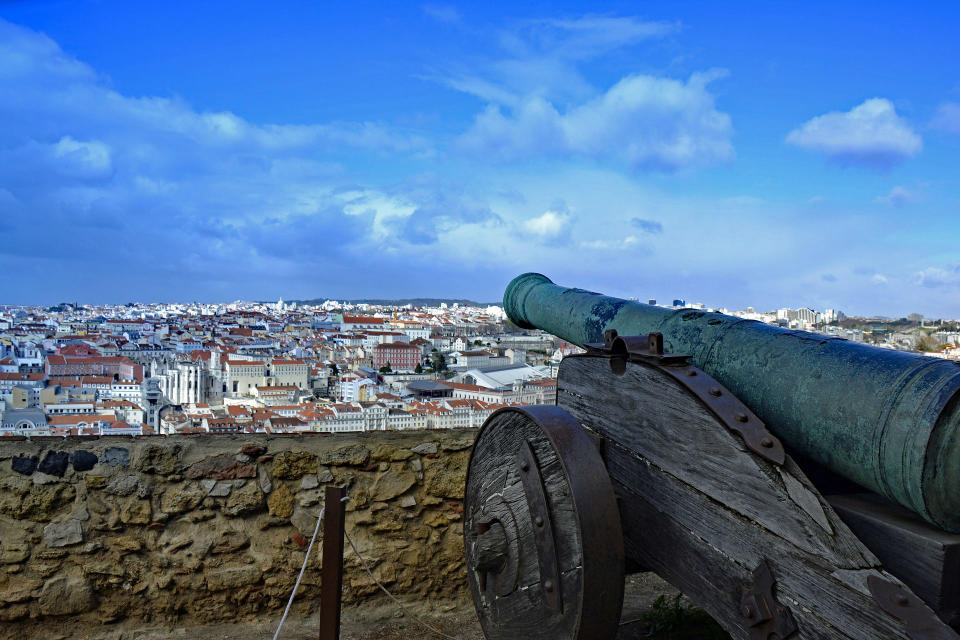 <p>‘La ciudad de las siete colinas’ cuenta con muchos miradores para disfrutar de las mejores vistas de la ciudad. Uno de los más famosos es el del Castillo de San Jorge. (Foto: <a rel="nofollow noopener" href="https://pixabay.com/" target="_blank" data-ylk="slk:Pixabay;elm:context_link;itc:0;sec:content-canvas" class="link ">Pixabay</a>). </p>