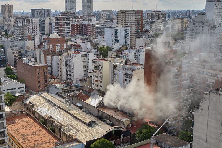 Este sábado, alrededor de las 15, se produjo un incendio en la subestación de la empresa Edesur en Caballito, ubicada sobre la avenida José María Moreno y Juan Bautista Alberdi.
