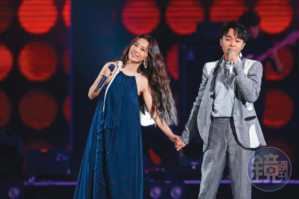 田馥甄與吳青峰（右）是很緊密的好友，兩人曾在頒獎典禮上合唱，展現絕佳默契。