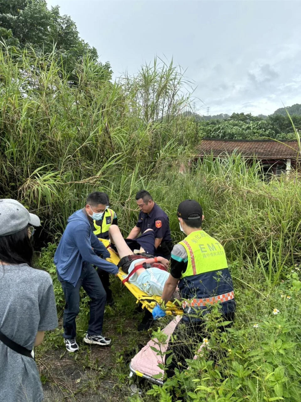 <strong>田中老翁在某廢棄三合院的草叢內被找到。（圖／警方提供）</strong>