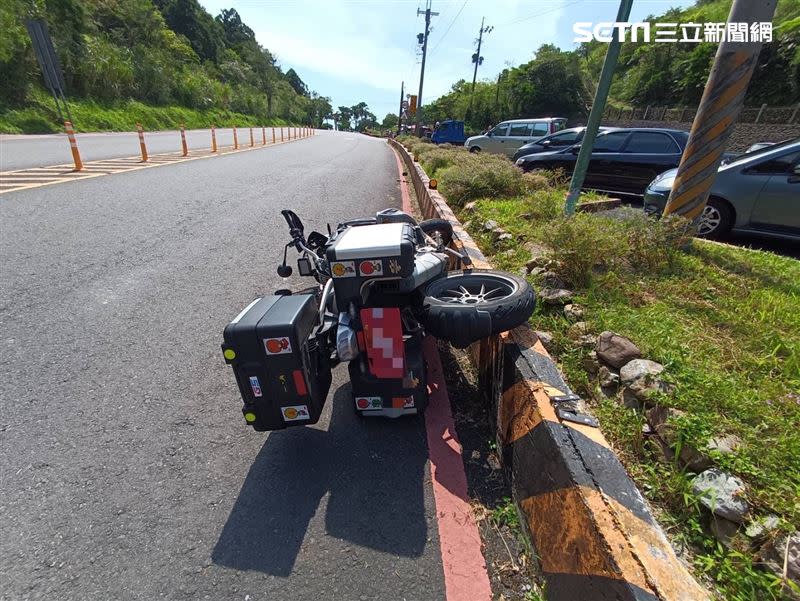 王姓重機騎士的重機倒在車道上。（圖／翻攝畫面）