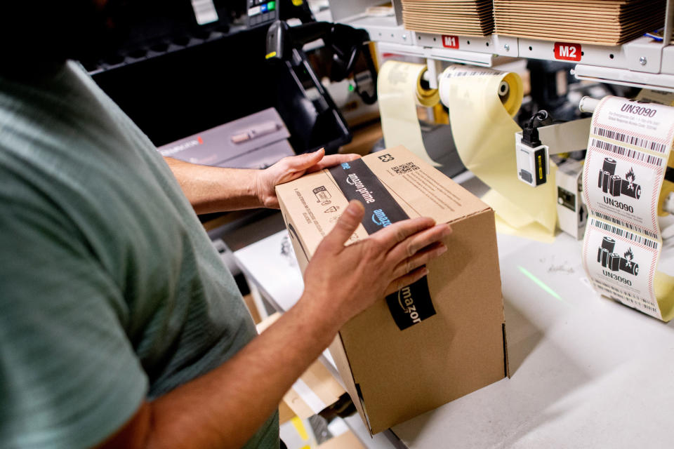 Ein Amazon-Mitarbeiter verpackt einen Artikel für den Versand.  - Copyright: picture alliance/dpa | Hauke-Christian Dittrich